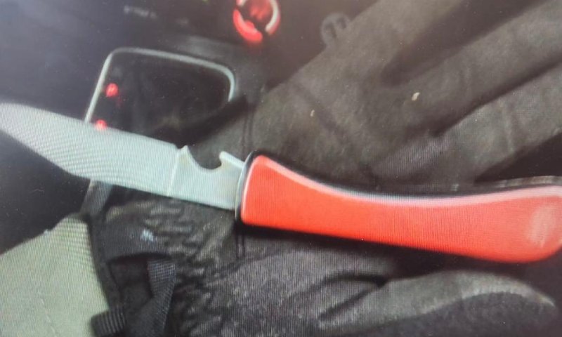 בגלל חוב כספי: חשוד איים עם סכין בקופת חולים