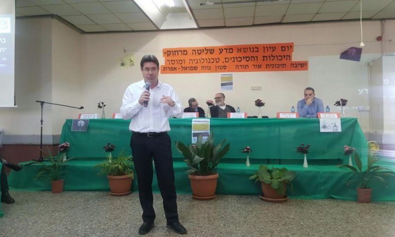 אקוניס: "מצטער שלא הגענו ללוויות הנרצחים"