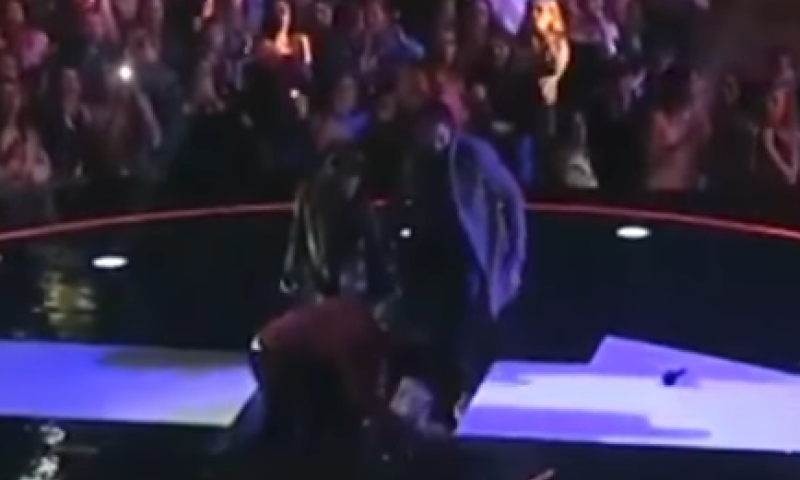 באמצע הופעה: הכוכבת נפלה לתוך חור בבמה. צפו