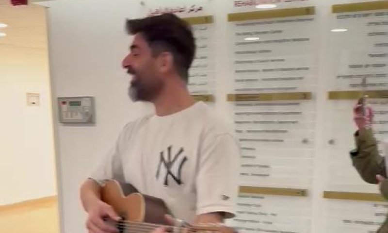 תיעוד מרגש: רותם כהן משמח פצועים בביה"ח. צפו