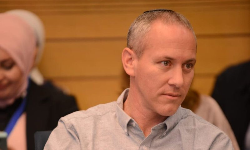 טרופר מבהיר: "אני לא משווה בין יזבק לטייס צה"ל"