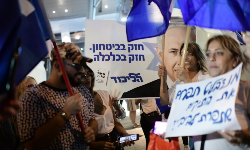 לקראת השימוע: פעילי ליכוד הגיעו להפגין נגד מנדלבליט