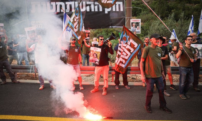 מתפרעי אחים לנשק חוסמים את כביש מספר 1