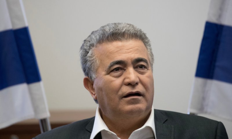 ירי בנגמ"ש השמאלי: עמיר פרץ צייץ נגד גנץ ומחק