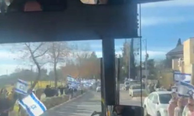 בדרך להר הרצל: תושבי בית אל ליוו את משפחת פרל בדגלים