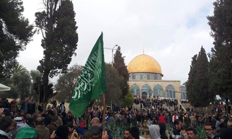 צפו: רעולי פנים השתוללו בהר הבית עם דגלי חמאס