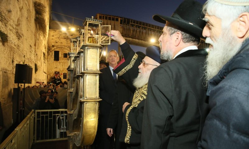 "כולנו אחים": הדלקת נר שמיני עם הרב הראשי וגנץ