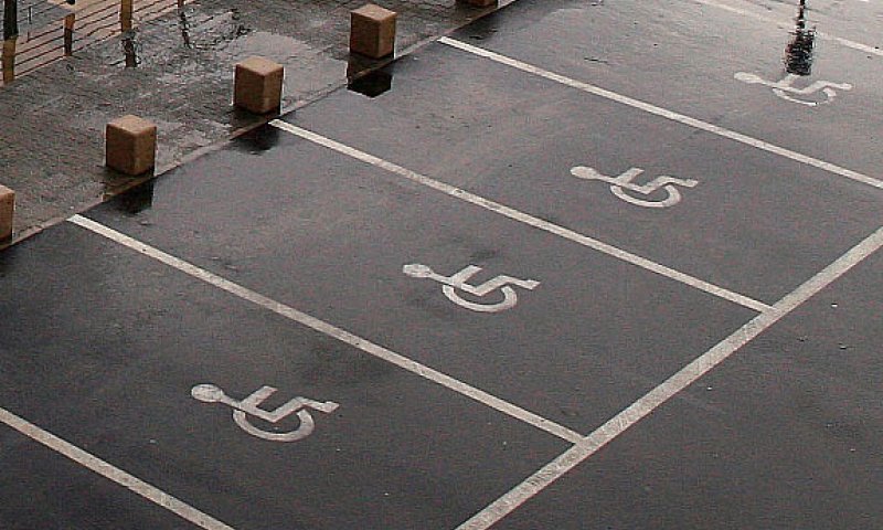 נכים יורשו להחנות באזור פריקה וטעינה