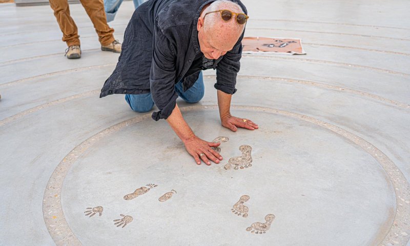 נחנך מיצג עקבות ביבס: "עיגול בטון, 6 מעגלים ו-3 זוגות עקבות"