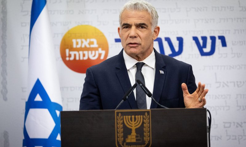 לפיד: "המשרדים מיותרים וצריך לסגור אותם"