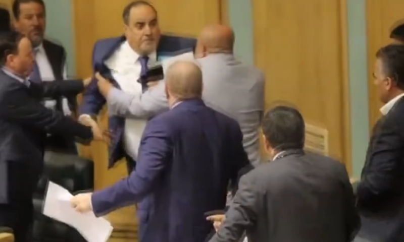 בגלל העסקה עם ישראל: מכות בפרלמנט הירדני. צפו