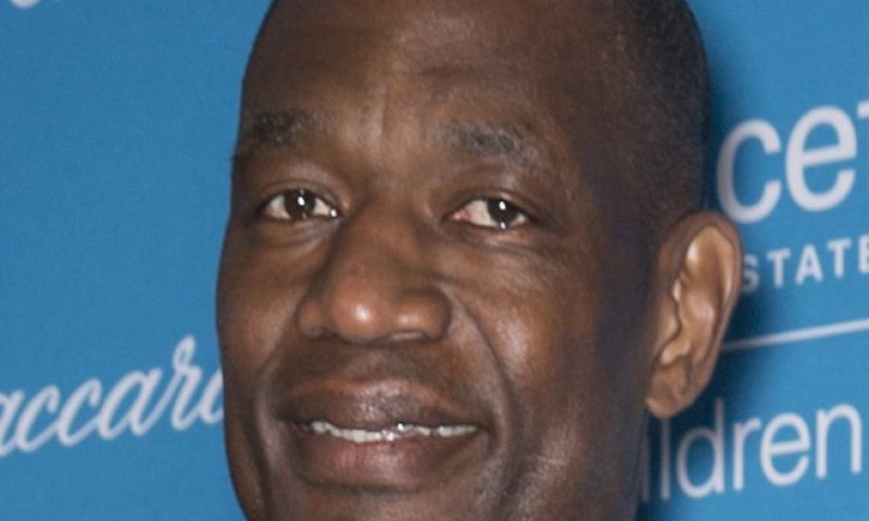 כוכב ה-NBA דיקמבה מוטומבו הלך לעולמו בגיל 58