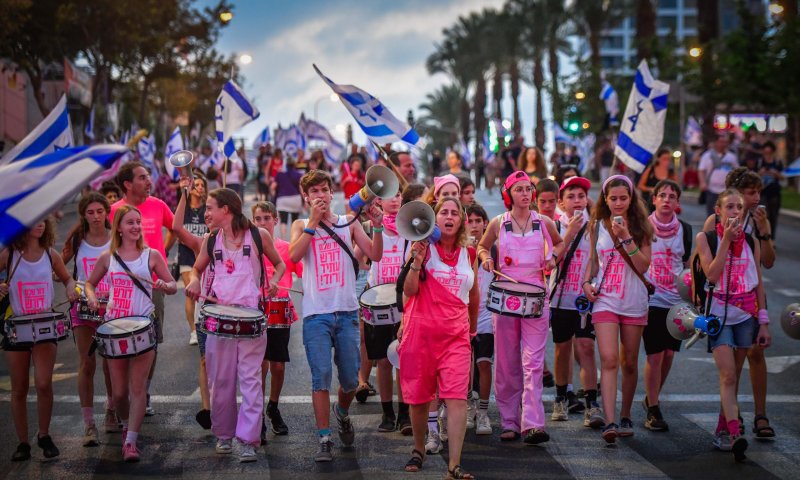 מפגינים עם לפידים חסמו את איילון צפון