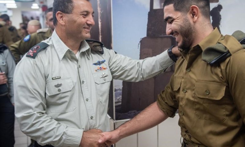 "אין לנו ארץ אחרת": ראש אכ"א ביקר בלשכת הגיוס