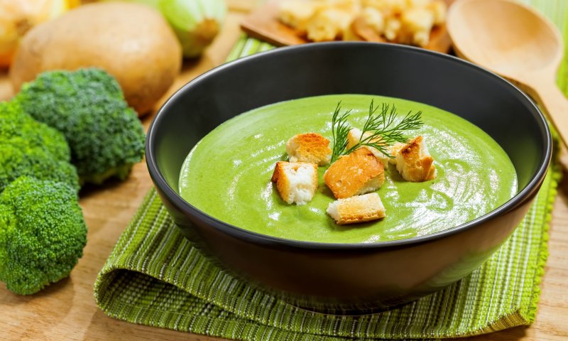 לקראת החורף: מתכון למרק ברוקולי בצל ושמנת