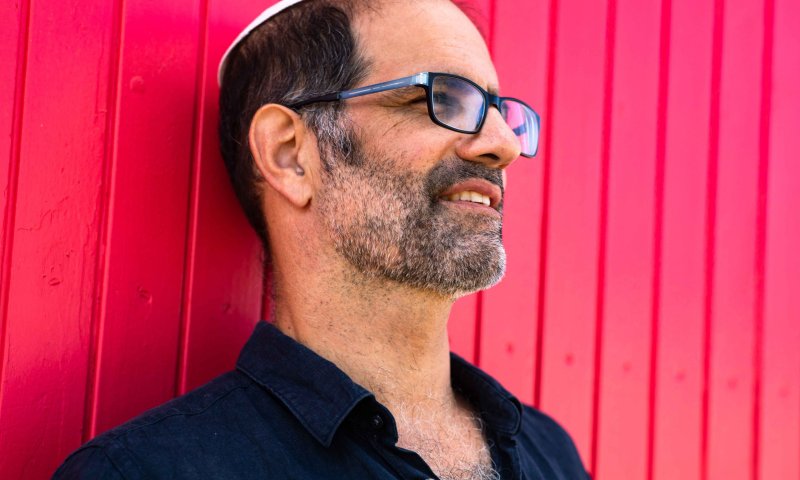 הזמר הסרוג, יוני גנוט, בסינגל חדש ומרגש במיוחד