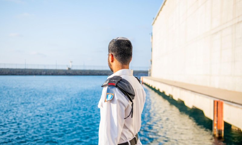 צוללן סרוג בטור מיוחד על הקורס החשאי מתחת למים