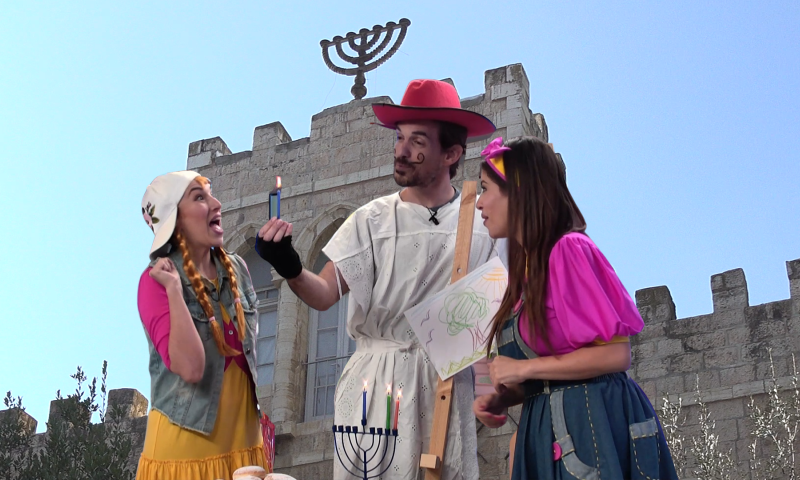 חנוכה בסרוגים: אביה נוחתת במנורת האמנים. פרק שני