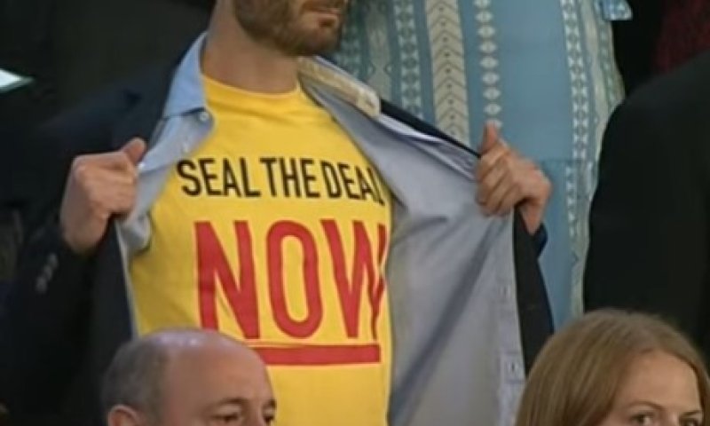 מחאה בנאום: חשפו חולצות בקריאה לעסקה, והורחקו