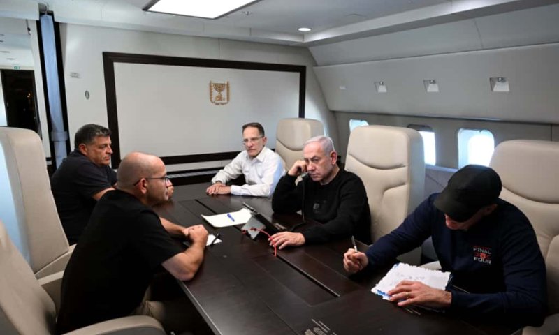 הרשת סוערת: מי האיש "המסתורי" שצולם במטוס ליד נתניהו?