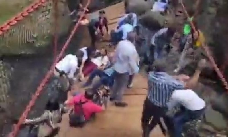 צפו: עשרות נפלו מגשר שנחנך במקסיקו