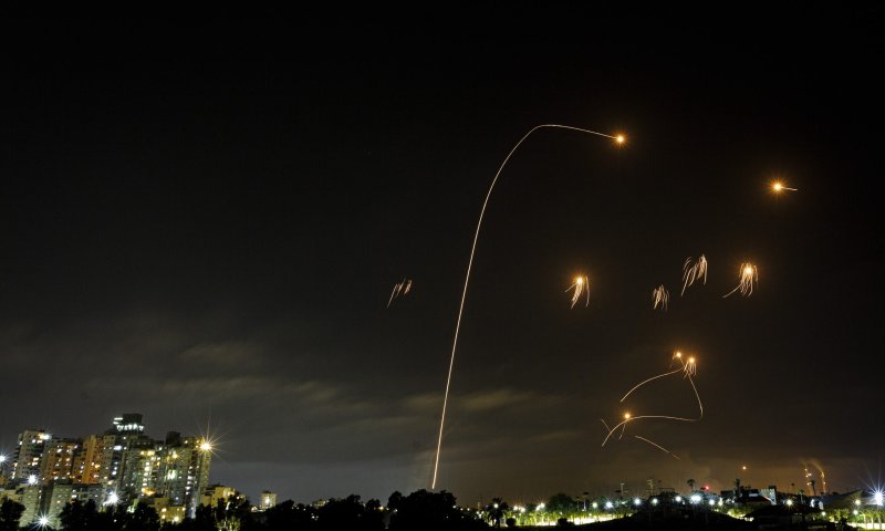 אזעקות בגוש דן ובשומרון; פגיעה ישירה באוטובוס בחולון
