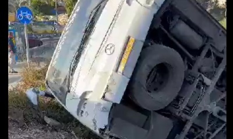 אוטובוס מלא ילדים התהפך באשתאול: פצועים במקום