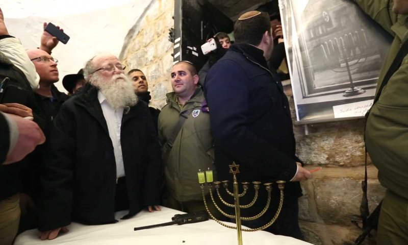 החנוכיה שניצחה את הנאצים הודלקה בקבר יוסף