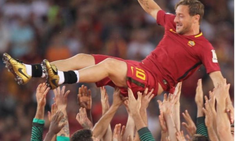 לכתו של הקיסר: טוטי נפרד מקבוצת חייו ותולה את הנעליים