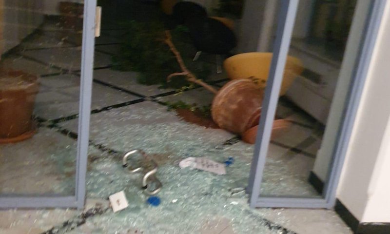 חרדים נגד הרכבת הקלה: פרצו לעירייה והשחיתו רכוש