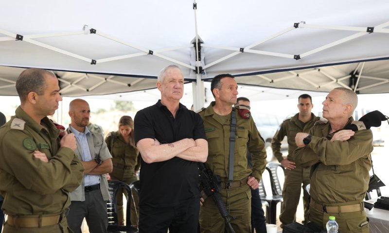 גנץ: "נכניס עוד עשרות אלפי פועלים נוספים לישראל"