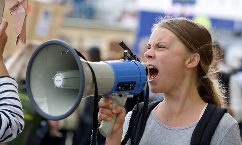 שמירה על הסביבה: גרטה טונברג נעצרה בהפגנה אנטי ישראלית