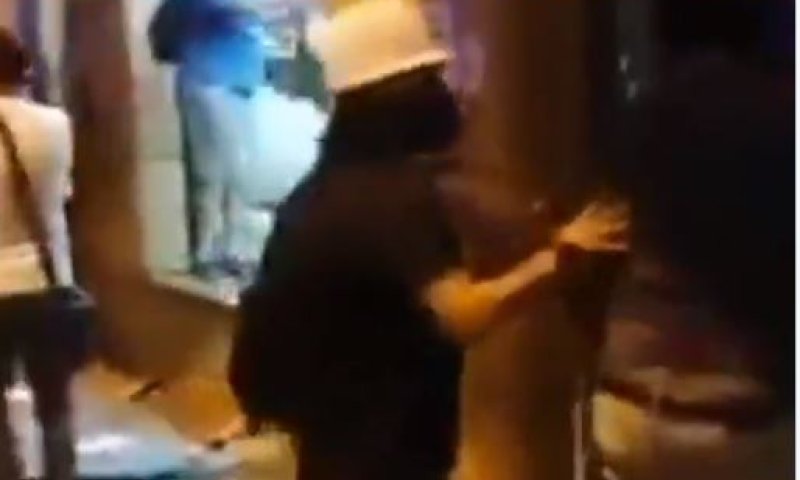 אנרכיה בלבנון: מפגינים בוזזים את מטה איגוד הבנקים