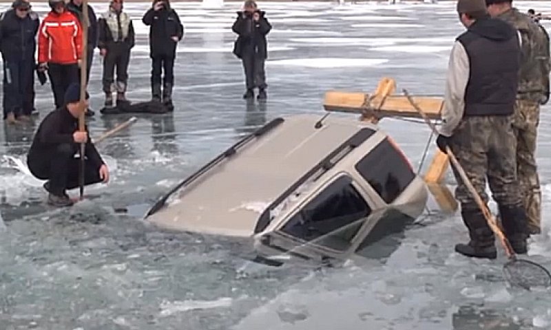 צפו: כך מחלצים רכב ממעמקי הקרח