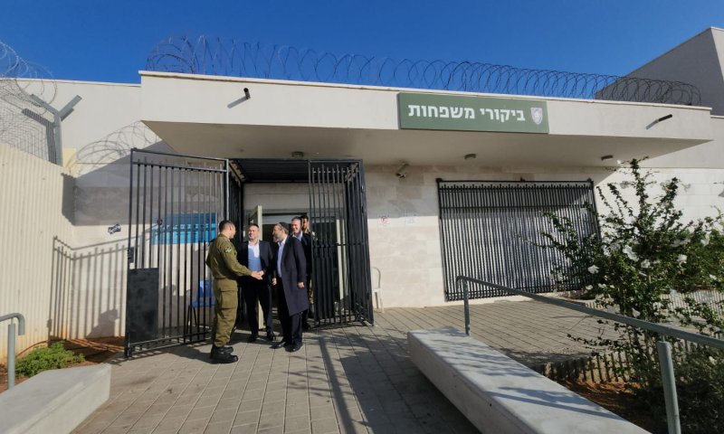 גפני ביקר את העריקים בכלא: "כתם גדול על מדינת ישראל"