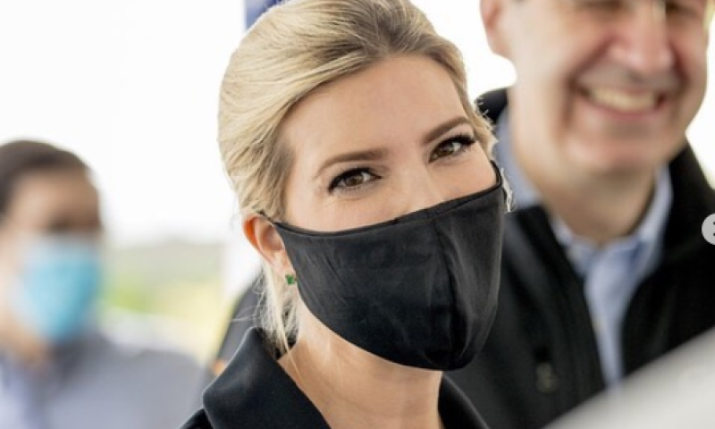 קורונה שיק: איוונקה טראמפ מתאימה את המסכה ללוק