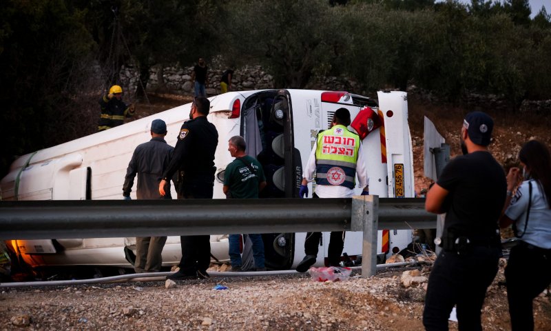 "איך אפשר לקבור ארבעה פרחים אחד ליד השני?"