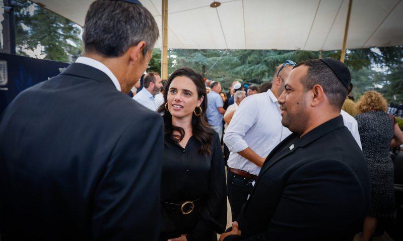 המגעים לאיחוד: קארה דוחף את שקד והנדל להסכמות