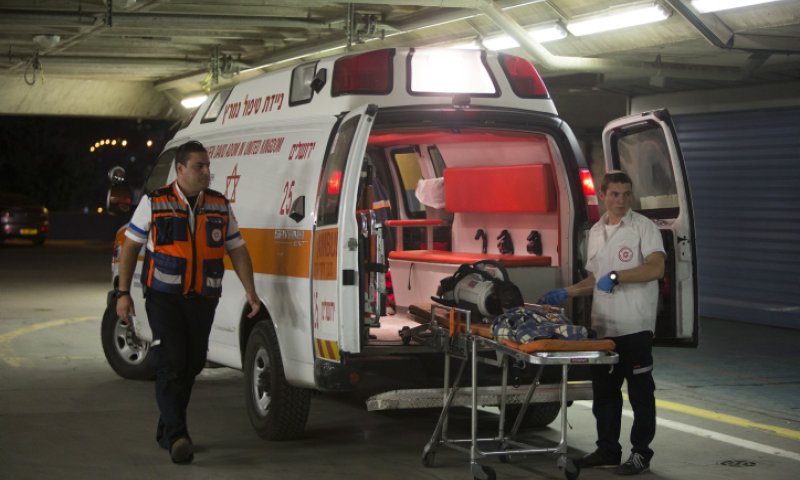 עכו: יהודי נדקר, מצבו קשה