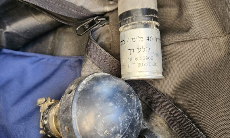 עיתונאי צרפתי נתפס מבריח 3 רימונים מג'נין