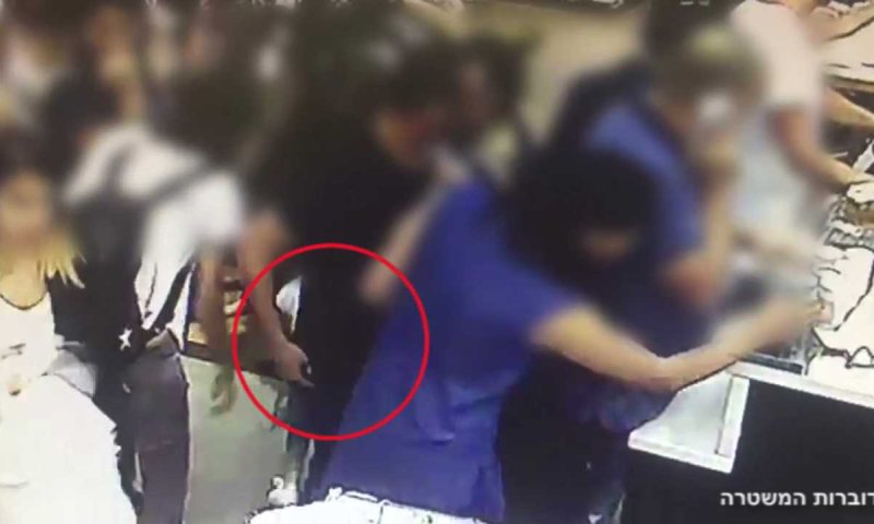 מצלמת האבטחה תפסה את גונב הטלפונים על חם