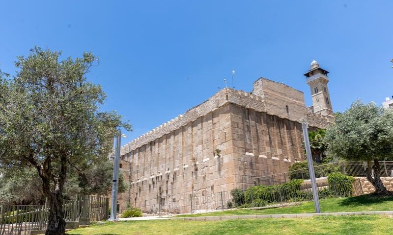 שבת חיי שרה בחברון: אלפי מתפללים, שרים וח"כים ביקרו במערה