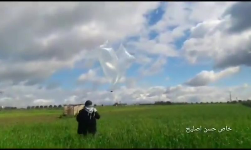 תיעוד: כך מכינים ומשגרים בלוני נפץ מעזה לישראל.צפו