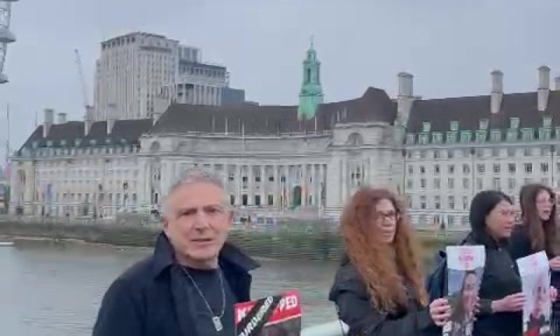 למען החטופים: שרשרת של מאות אנשים בלונדון | צפו