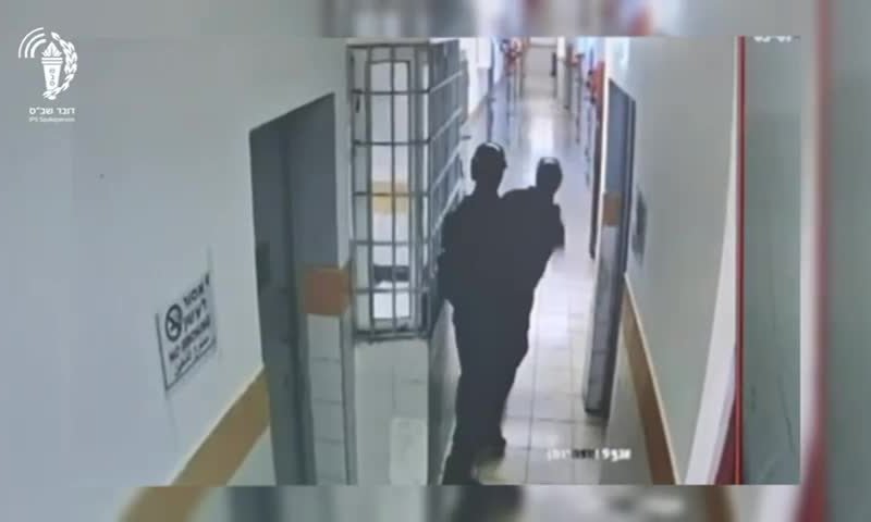 אסירים התבצרו בתא, סוהרים נכנסו עם רימוני הלם | צפו