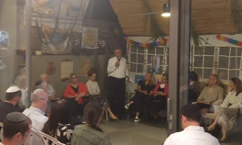 השר הסרוג נכנס; הרב בני לאו נטש את הסוכה