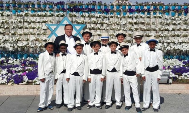 פרחי ירושלים בחידוש לשיר השואה "אַשְׁטִיקָאלֶע בְּרוֹיְט"