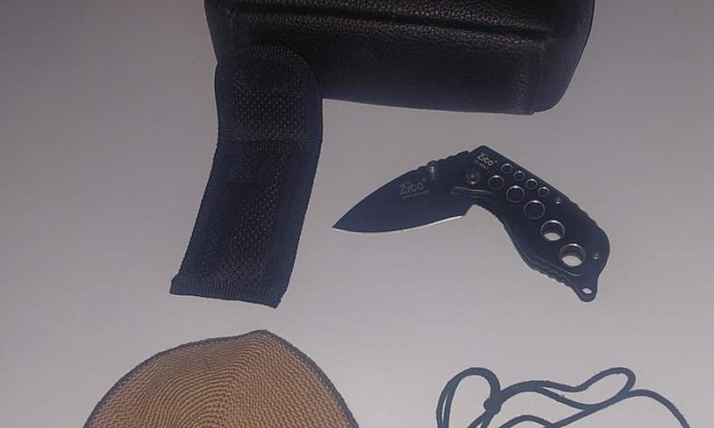 עם כיפה וסכין: בלשים עצרו 2 חשודים סמוך לבית כנסת