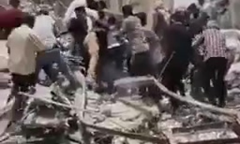 80 נלכדו בקריסת בניין רב קומות באיראן