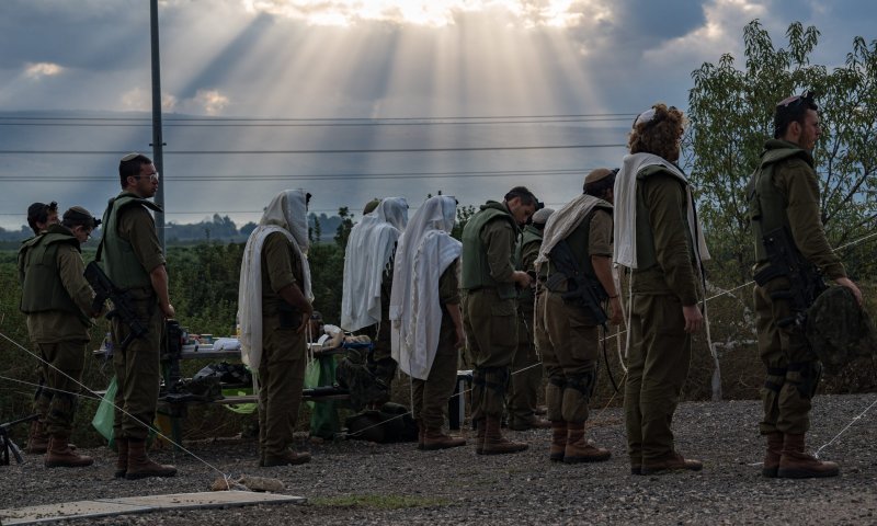 תמונת היום: חיילים מתפללים בגבול לבנון